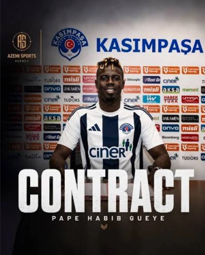 Pape Habib Gueye signing his contract with Kasımpaşa